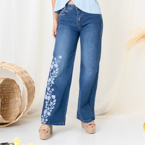 Jean recto con bordado en bota denim claro