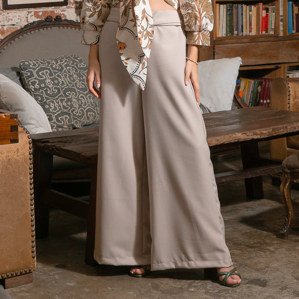 Pantalón liso bota ancha/cinturón decorativo