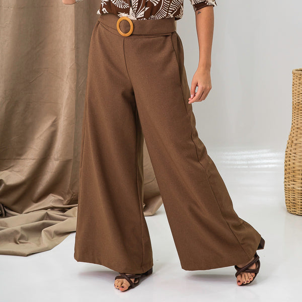 Pantalón liso bota ancha / cinturón decorativo