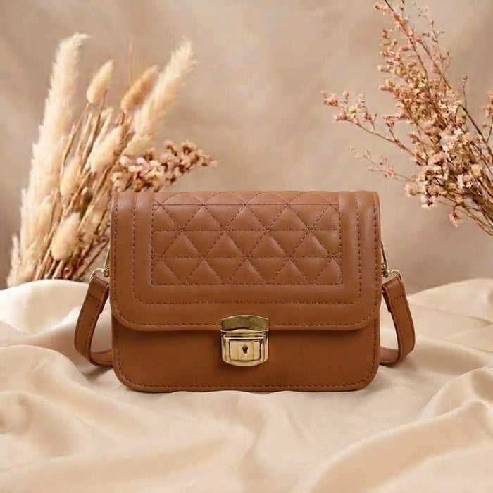 Bolso crossbody con detalles decorativos en relieve